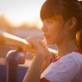 亚洲综合网外联编辑陈野，年轻男性，户外背景，穿着休闲，抱臂微笑